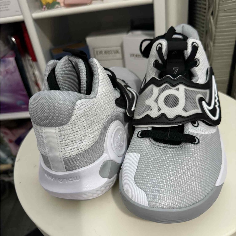 Nike Kids White and Black Sneakers - Picture 4 of 9